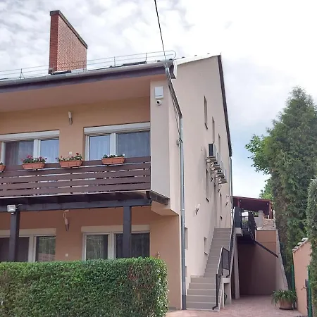 Oregano Apartman *