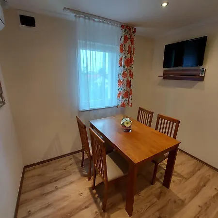 Oregano Apartman *